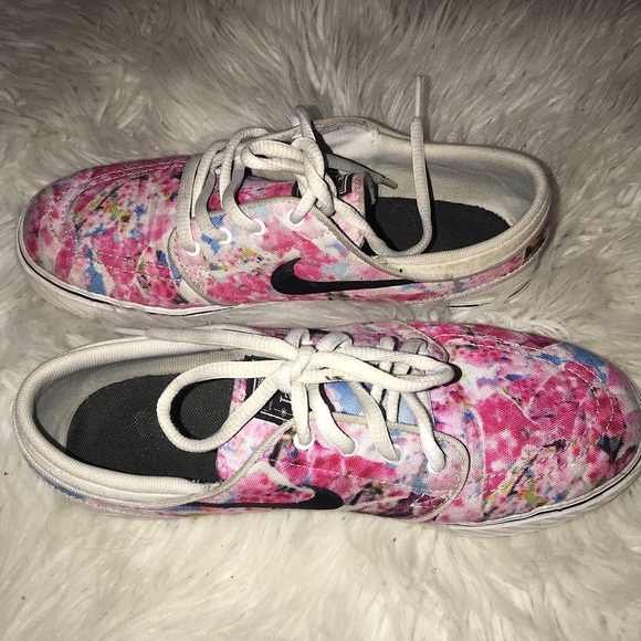 Colorful Nike sneakers. Only used 4 times. - Picture 4 of 4